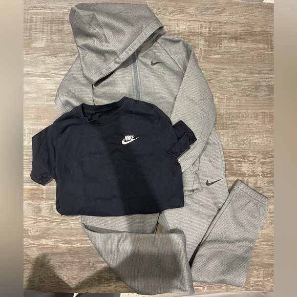 Boys’ Nike Gray Therma-Fit set with joggers Hoodie and SS T-shirt